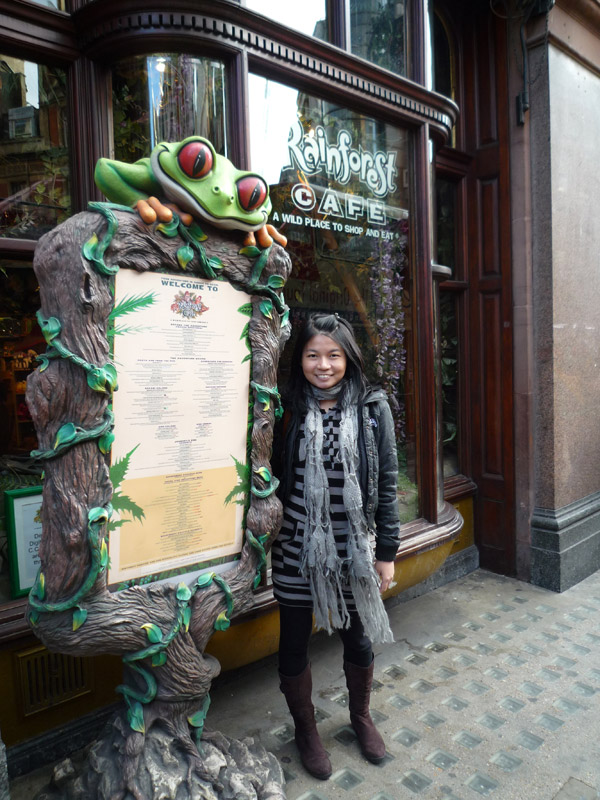 Yee used to work in Rainforest Cafe Sg many years back... seeing one in London brings back many memories for her.