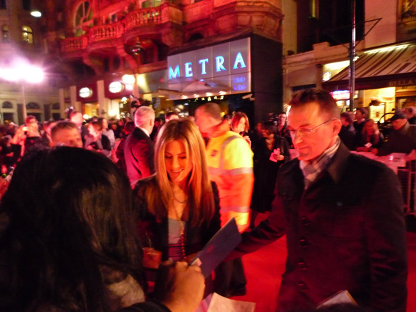 There's the Golden Girl.. It's JENNIFER ANISTON!