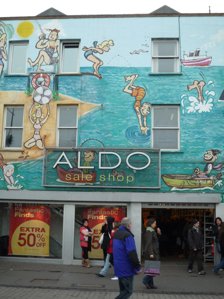 notice the bottom left side of the picture... brings a sparkle to every woman's eyes..haha..