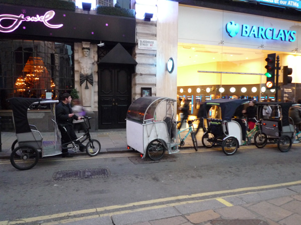 We noticed there were rickshaws littered along the roads probably because chinatown was near. Only thing was they were'nt pulled by chinese..haha