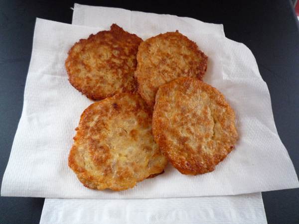 p1000313 I tried to make ju yolk zin dan. So many nice dishes she made during gathering like cny, ndp etc I still remember when i was very young, the red packet of ming xing mian
