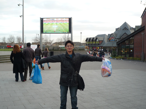 p1000328 Too bad they didn't screen the Man U and Liverpool match on the large screen. Liverpool Won 4-1 WooHOoo!