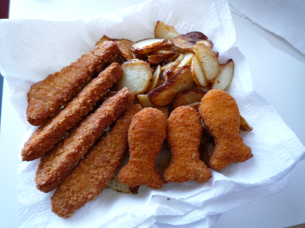 p1000335 Chicken gorjons, fish fillet and homemade chips! I miss the homemade chips at fisherman's wharf in sg