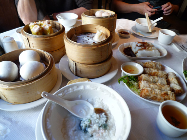 Delicious dim sum for lunch! shiok man... the 'xiaolongbao' was one of the best and juiciest i've ever eaten... my cousin had a comic moment when he bit into his 'xiaolongbao' and all the juice splurted from the side of his mouth! haha...
