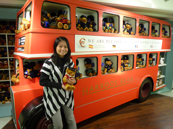 p1000518 The bus damn cute loh...got somany teddy bears on it.