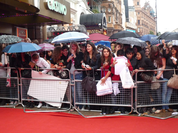 Some potter fans have waited for like 30hrs…with their lightning makeup ruined